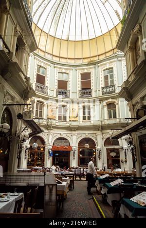 Istanbul, Turquie, terrasse de restaurants à l'intérieur de Çiçek Pasajı ( Cité de Péra ) qui est un passage historique dans l'avenue İstiklal, éditorial seulement. Banque D'Images