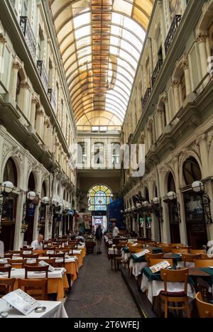 Istanbul, Turquie, terrasse de restaurants à l'intérieur de Çiçek Pasajı ( Cité de Péra ) qui est un passage historique dans l'avenue İstiklal, éditorial seulement. Banque D'Images