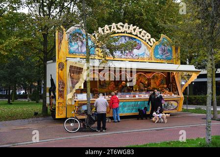 Den Helder, pays-Bas. 2 novembre 2023.Un stand de gâteaux pour la célébration de la Saint-Sylvestre. Photo de haute qualité Banque D'Images