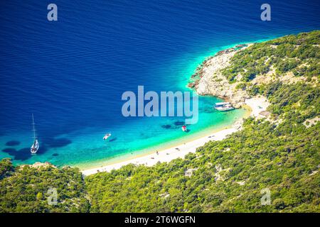 Plage turquoise secrète au-dessous du village de Lubenice sur l'île de Cres, archipel pittoresque de Croatie Banque D'Images