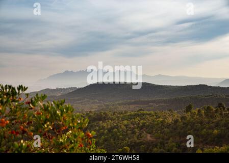Après-midi d'automne brumeux, vue sur Montserrat depuis Castellnou de Bages Banque D'Images