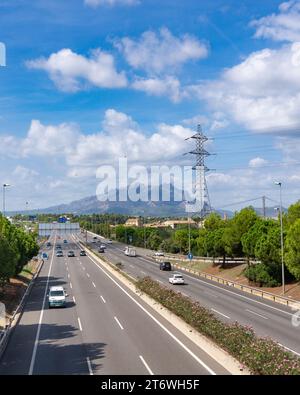 L'autoroute A-2 avec les montagnes de Montserrat en arrière-plan. Vue depuis l’intersection avec Road BV-1201 près de Martorell. Banque D'Images