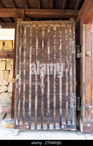 Château de Fukuyama au Japon. L'une des deux portes de l'original Sujigane gomon porte du château. Bandes de fer clouées pour renforcer la porte. Banque D'Images
