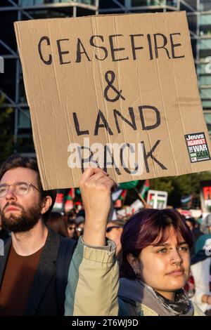 Londres, Royaume-Uni. 11 novembre 2023. Un membre de la communauté juive brandit une pancarte lors d’un rassemblement le jour de l’Armistice par des centaines de milliers de manifestants pro-palestiniens près de l’ambassade américaine pour appeler à un cessez-le-feu immédiat à Gaza. Le rassemblement était organisé par Palestine Solidarity Campaign (PSC), Stop the War Coalition, Friends of Al-Aqsa, Muslim Association of Britain et Palestinian Forum in Britain. Des rassemblements de solidarité palestiniens de masse ont été organisés dans le monde entier pour un cinquième week-end consécutif pour appeler à la fin du bombardement israélien de Gaza. Crédit : Mark Kerrison/Alamy Live News Banque D'Images