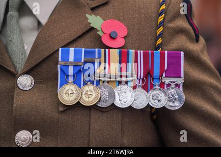 Londres, Royaume-Uni. 12 novembre 2023. Un militaire portant un coquelicot et des médailles de service le jour national du souvenir. Crédit : amer ghazzal/Alamy Live News Banque D'Images