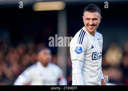 Almere, pays-Bas. 12 novembre 2023. ALMERE, PAYS-BAS - 12 NOVEMBRE : Steven Berghuis de l'AFC Ajax sourit lors du match néerlandais d'Eredivisie entre l'Almere City FC et l'AFC Ajac au Yanmar Stadion le 12 novembre 2023 à Almere, pays-Bas. (Photo de Patrick Goosen/Orange Pictures) crédit : Orange pics BV/Alamy Live News Banque D'Images