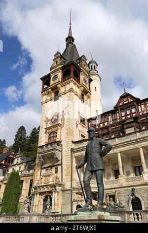 Statue du roi Carol (Charles) I (1839-1914), Château de Peleş, Sinaia, Comté de Prahova, Roumanie, Europe Banque D'Images