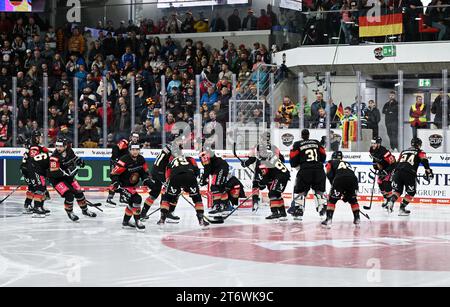 12 novembre 2023, Bavière, Landshut : Hockey sur glace : coupe d'Allemagne, Allemagne - Slovaquie, phase de groupes, jour de match 3 dans la Fanatec Arena. Les joueurs allemands se tiennent sur la glace avant le match. Photo : Sven Hoppe/dpa Banque D'Images