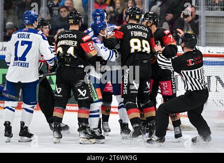 12 novembre 2023, Bavière, Landshut : Hockey sur glace : coupe d'Allemagne, Allemagne - Slovaquie, phase de groupes, jour de match 3 dans la Fanatec Arena. Les joueurs allemands et slovaques se battent sur la glace. Photo : Sven Hoppe/dpa Banque D'Images