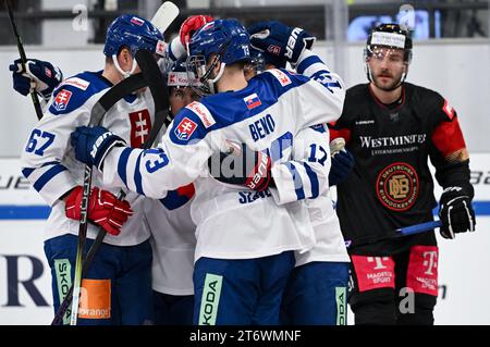 12 novembre 2023, Bavière, Landshut : Hockey sur glace : coupe d'Allemagne, Allemagne - Slovaquie, phase de groupes, jour de match 3 dans la Fanatec Arena. Les joueurs de Slovaquie célèbrent le but de 0:1. Photo : Sven Hoppe/dpa Banque D'Images
