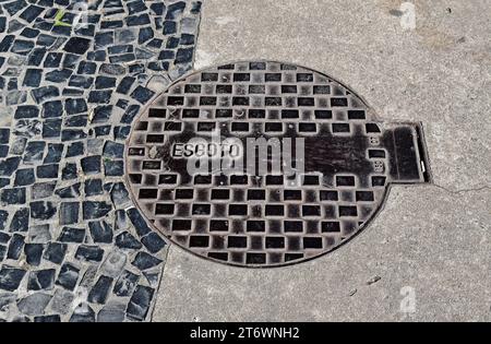 PETROPOLIS, RIO DE JANEIRO, BRÉSIL - 26 mai 2023 : couverture des égouts sur le trottoir Banque D'Images