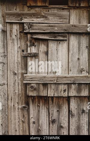 Vieille porte de grange en bois avec texture forte Vieille porte de grange en bois avec texture forte Banque D'Images