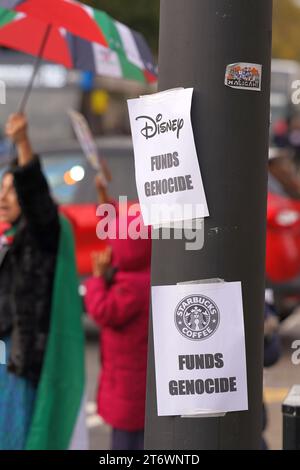 Affiches anti Disney et Starbucks à la Marche Pro Palestine au centre-ville de Cardiff, samedi 11 novembre 2023 Banque D'Images