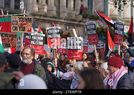 Manifestants lors de la marche pro Palestine dans le centre-ville de Cardiff, samedi 11 novembre 2023 Banque D'Images