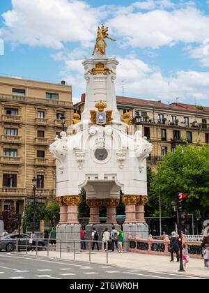 Sculptures impressionnantes avec ornements aux entrées sur les allées piétonnes du Pont de Maria Cristina - Maria Kristina zubia - sur l'Urumea ri Banque D'Images