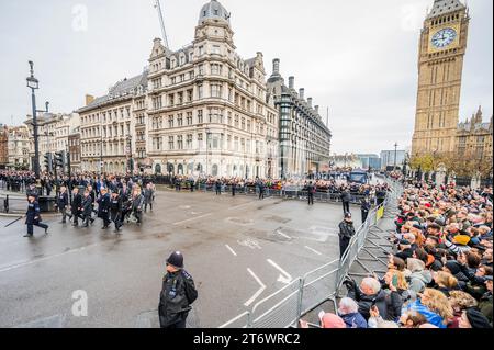 Londres, Royaume-Uni. 12 novembre 2023. Les anciens combattants et autres groupes défilent devant le cénotaphe et sortent de Whitehall - Un service pluvieux du dimanche du souvenir, la pose de couronnes et défilent devant le cénotaphe, Whitehall, Londres. Crédit : Guy Bell/Alamy Live News Banque D'Images