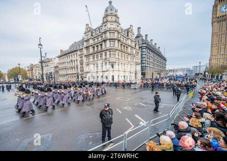 Londres, Royaume-Uni. 12 novembre 2023. Les anciens combattants et autres groupes défilent devant le cénotaphe et sortent de Whitehall - Un service pluvieux du dimanche du souvenir, la pose de couronnes et défilent devant le cénotaphe, Whitehall, Londres. Crédit : Guy Bell/Alamy Live News Banque D'Images