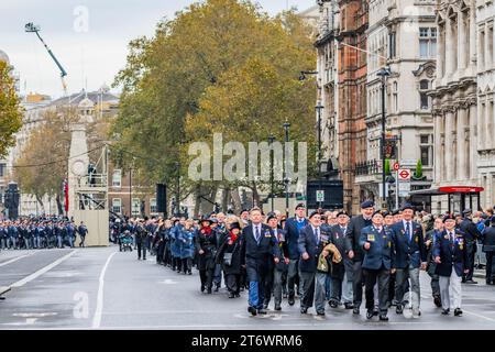 Londres, Royaume-Uni. 12 novembre 2023. Les anciens combattants et autres groupes défilent devant le cénotaphe et sortent de Whitehall - Un service pluvieux du dimanche du souvenir, la pose de couronnes et défilent devant le cénotaphe, Whitehall, Londres. Crédit : Guy Bell/Alamy Live News Banque D'Images