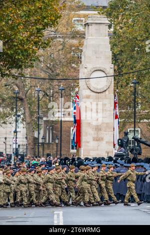 Londres, Royaume-Uni. 12 novembre 2023. Les anciens combattants et autres groupes, y compris les cadets de l'armée, défilent devant le cénotaphe et sortent de Whitehall - Un service pluvieux du dimanche du souvenir, la pose de couronnes et défilent devant le cénotaphe, Whitehall, Londres. Crédit : Guy Bell/Alamy Live News Banque D'Images