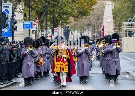 Londres, Royaume-Uni. 12 novembre 2023. La garde d'honneur de la Garde irlandaise est pratiquement la dernière à partir - les anciens combattants et d'autres groupes défilent devant le cénotaphe et sortent de Whitehall - Un service pluvieux du dimanche du souvenir, la pose de couronnes et défilent devant le cénotaphe de Whitehall, Londres. Crédit : Guy Bell/Alamy Live News Banque D'Images