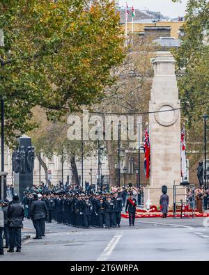 Londres, Royaume-Uni. 12 novembre 2023. Les anciens combattants et autres groupes défilent devant le cénotaphe et sortent de Whitehall - Un service pluvieux du dimanche du souvenir, la pose de couronnes et défilent devant le cénotaphe, Whitehall, Londres. Crédit : Guy Bell/Alamy Live News Banque D'Images