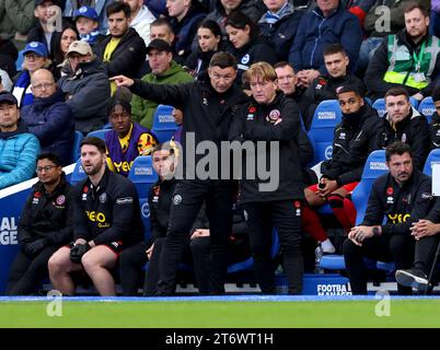 Le Manager de Sheffield United, Paul Heckingbottom, s'entretient avec le Manager adjoint Stuart McCall lors du match de Premier League à l'AMEX, Brighton et Hove. Date de la photo : dimanche 12 novembre 2023. Banque D'Images