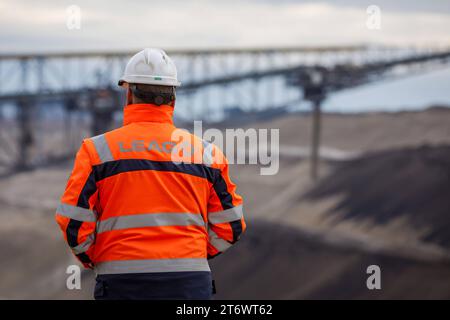 Braunkohletagebau Jaenschwalde DEU/Deutschland/Brandenburg/Jaenschwalde, 10.11.2023, Tagebau Jaenschwalde LEAG im lausitzer Revier, Ein LEAG-Mitarbeiter steht im Tagebau Jaenschwalde und blickt auf die Foerderbruecke F60 in der Grube. Der Kohleabbau im Braunkohletagebau Jaenschwalde wird voraussichtlich Ende des Jahres 2023 eingestellt und der Tagebau geschlossen. *** Jaenschwalde mine de lignite à ciel ouvert DEU Allemagne Brandenburg Jaenschwalde, 10 11 2023, Jaenschwalde mine à ciel ouvert LEAG dans la zone minière de Lausitz, Un employé de LEAG se tient dans la mine à ciel ouvert de Jaenschwalde et regarde le convoi F60 Banque D'Images