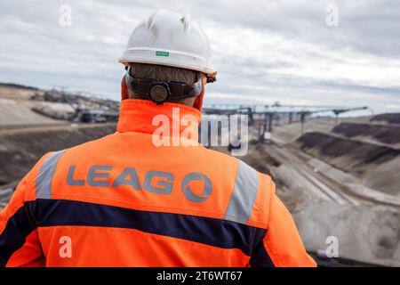 Braunkohletagebau Jaenschwalde DEU/Deutschland/Brandenburg/Jaenschwalde, 10.11.2023, Tagebau Jaenschwalde LEAG im lausitzer Revier, Ein LEAG-Mitarbeiter steht im Tagebau Jaenschwalde und blickt auf die Foerderbruecke F60 in der Grube. Der Kohleabbau im Braunkohletagebau Jaenschwalde wird voraussichtlich Ende des Jahres 2023 eingestellt und der Tagebau geschlossen. *** Jaenschwalde mine de lignite à ciel ouvert DEU Allemagne Brandenburg Jaenschwalde, 10 11 2023, Jaenschwalde mine à ciel ouvert LEAG dans la zone minière de Lausitz, Un employé de LEAG se tient dans la mine à ciel ouvert de Jaenschwalde et regarde le convoi F60 Banque D'Images