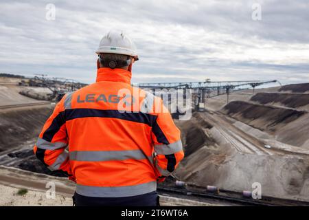 Braunkohletagebau Jaenschwalde DEU/Deutschland/Brandenburg/Jaenschwalde, 10.11.2023, Tagebau Jaenschwalde LEAG im lausitzer Revier, Ein LEAG-Mitarbeiter steht im Tagebau Jaenschwalde und blickt auf die Foerderbruecke F60 in der Grube. Der Kohleabbau im Braunkohletagebau Jaenschwalde wird voraussichtlich Ende des Jahres 2023 eingestellt und der Tagebau geschlossen. *** Jaenschwalde mine de lignite à ciel ouvert DEU Allemagne Brandenburg Jaenschwalde, 10 11 2023, Jaenschwalde mine à ciel ouvert LEAG dans la zone minière de Lausitz, Un employé de LEAG se tient dans la mine à ciel ouvert de Jaenschwalde et regarde le convoi F60 Banque D'Images