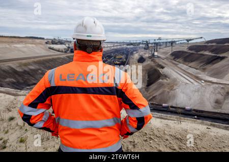 Braunkohletagebau Jaenschwalde DEU/Deutschland/Brandenburg/Jaenschwalde, 10.11.2023, Tagebau Jaenschwalde LEAG im lausitzer Revier, Ein LEAG-Mitarbeiter steht im Tagebau Jaenschwalde und blickt auf die Foerderbruecke F60 in der Grube. Der Kohleabbau im Braunkohletagebau Jaenschwalde wird voraussichtlich Ende des Jahres 2023 eingestellt und der Tagebau geschlossen. *** Jaenschwalde mine de lignite à ciel ouvert DEU Allemagne Brandenburg Jaenschwalde, 10 11 2023, Jaenschwalde mine à ciel ouvert LEAG dans la zone minière de Lausitz, Un employé de LEAG se tient dans la mine à ciel ouvert de Jaenschwalde et regarde le convoi F60 Banque D'Images