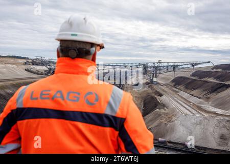 Braunkohletagebau Jaenschwalde DEU/Deutschland/Brandenburg/Jaenschwalde, 10.11.2023, Tagebau Jaenschwalde LEAG im lausitzer Revier, Ein LEAG-Mitarbeiter steht im Tagebau Jaenschwalde und blickt auf die Foerderbruecke F60 in der Grube. Der Kohleabbau im Braunkohletagebau Jaenschwalde wird voraussichtlich Ende des Jahres 2023 eingestellt und der Tagebau geschlossen. *** Jaenschwalde mine de lignite à ciel ouvert DEU Allemagne Brandenburg Jaenschwalde, 10 11 2023, Jaenschwalde mine à ciel ouvert LEAG dans la zone minière de Lausitz, Un employé de LEAG se tient dans la mine à ciel ouvert de Jaenschwalde et regarde le convoi F60 Banque D'Images