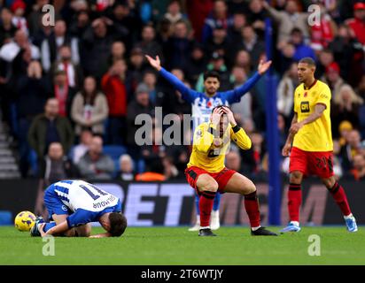 Oliver Norwood de Sheffield United réagit après avoir heurté Billy Gilmour de Brighton et Hove Albion lors du match de Premier League à l'AMEX, Brighton et Hove. Date de la photo : dimanche 12 novembre 2023. Banque D'Images