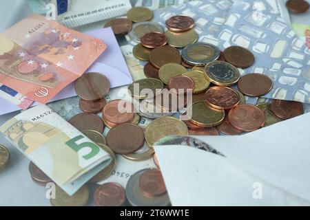 09.11.2023, Berlin, GER - Geldscheine und Muenzen dans einer Spendenbox. 10 euros, 10-Euroschein, 5 euros, 5-Euroscheine, Alltag, Banknoten, Bargeld, Berlin, deutsch, Deutsch, Deutschland, euro-Scheine, Europa, europaeisch, euros, Euroscheine, Geld, Geldscheine, Geldwirtschaft, Gesellschaft, gespendet, innen, Innenaufnahme, Kleingeld, Muenzen, niemand, Papiergeld, QF, Querformat, Sammelbox, Sammeln, Scheine, Spende, Spenden, Spendenbox, Stilleben, Stillleben, Symbol, Symbolfoto, Symbolik, symbolisch, Westeropa, Wirtschaft, Wohltaetigkeit, Zahlungsmittel 231109D829BERLIN.JPG *** 09 11 2023, Berlin, GER Ban Banque D'Images