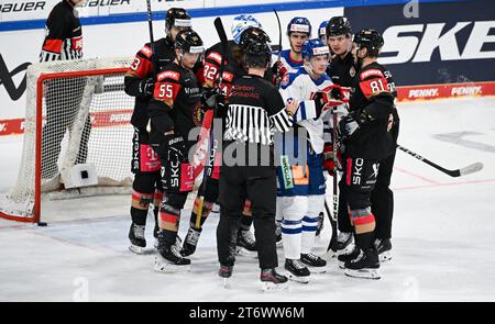 12 novembre 2023, Bavière, Landshut : Hockey sur glace : coupe d'Allemagne, Allemagne - Slovaquie, phase de groupes, jour de match 3 dans la Fanatec Arena. Les joueurs allemands et slovaques se battent sur la glace. Photo : Sven Hoppe/dpa Banque D'Images