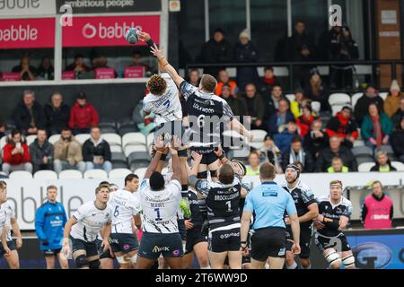 Freddie Lockwood de Newcastle Falcons et Andy Christie de Saracens disputent une ligne de démarcation lors du Gallagher Premiership match entre Newcastle Falcons et Saracens à Kingston Park, Newcastle le dimanche 12 novembre 2023. (Photo : Chris Lishman | MI News) Banque D'Images