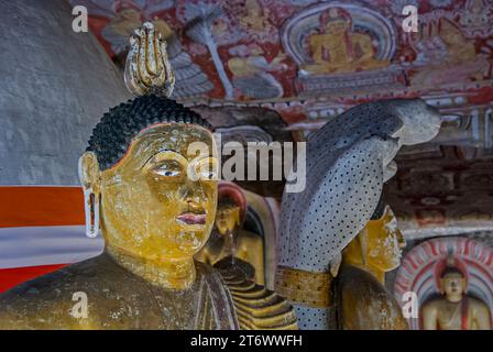 Statues du temple de la grotte de Dambulla du 5e siècle à Dambulla, Sri Lanka. Dambulla Cave Temple est le plus grand et le mieux préservé Temple de la grotte au Sri Lanka Banque D'Images