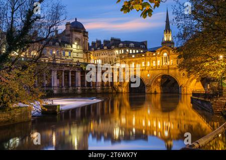 Bath, Somerset - Angleterre. Par une froide soirée de novembre, au crépuscule, les lumières clignotent dans la belle ville de Bath. Pulteney Bridge se trouve au-dessus du RI Banque D'Images