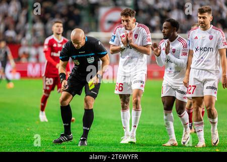 L'arbitre Szymon Marciniak et Janis (Giannis) Papanikolaou (G), John Yeboah (C), Bartosz Nowak (D) de Rakow sont vus lors du match polonais PKO Ekstraklasa League entre Legia Warszawa et Rakow Czestochowa au Marshal Jozef Pilsudski Legia Varsovie Municipal Stadium. Score final ; Legia Warszawa 1:2 Rakow Czestochowa. (Photo Mikolaj Barbanell / SOPA Images/Sipa USA) Banque D'Images