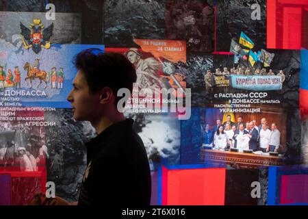 Moscou, Russie. 11 novembre 2023. Un jeune homme est vu sur un stand de la République populaire de Donetsk lors de l'exposition internationale Russia Expo et du forum au centre d'exposition VDNKh à Moscou, en Russie Banque D'Images