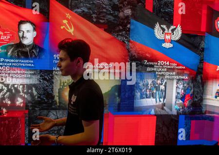 Moscou, Russie. 11 novembre 2023. Un jeune homme est vu sur un stand de la République populaire de Donetsk lors de l'exposition internationale Russia Expo et du forum au centre d'exposition VDNKh à Moscou, en Russie Banque D'Images