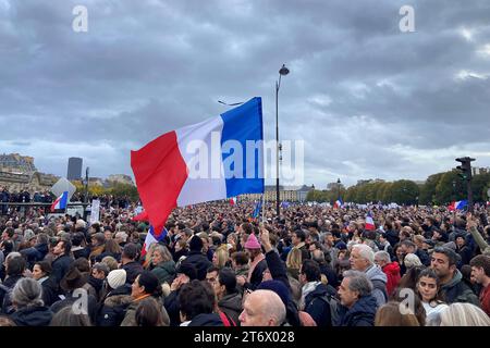 Marsch gegen Antisemitismus auf Aufruf der Präsidentin der Nationalversammlung, YaÃl Braun-Pivet, und des Präsidenten des Senats, GÃ rard Larcher, an dem sich zehntausende Menschen beteiligen. Paris, 12.11.2023 *** Marche contre l'antisémitisme à l'appel du Président de l'Assemblée nationale, Yaël Braun Pivet, et du Président du Sénat, Gérard Larcher, en présence de dizaines de milliers de personnes Paris, 12 11 2023 Foto:xr.xSchmiegeltx/xFuturexImagex demo paris 3111 Banque D'Images