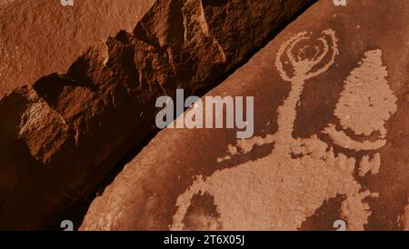 Mystérieuse figure anthropomorphique sur le panneau pétroglyphe du journal Rock dans le Monument historique de l'État de Newspaper Rock dans l'Utah. Banque D'Images