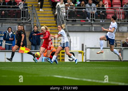 Ondon, Angleterre, le 12 novembre 2023. Grace Fisk de Liverpool Women passe le ballon lors du match de FA Women's Super League entre les Spurs Women et Liverpool Women à Brisbane Road, Londres, Angleterre le 12 novembre 2023. Photo de Phil Hutchinson. Usage éditorial uniquement, licence requise pour un usage commercial. Aucune utilisation dans les Paris, les jeux ou les publications d'un seul club/ligue/joueur. Crédit : UK Sports pics Ltd/Alamy Live News Banque D'Images