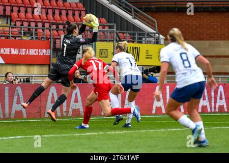 Ondon, Angleterre, le 12 novembre 2023. Rachael Laws de Liverpool Women coupe une croix lors du match de la FA Women's Super League entre les Spurs Women et les Liverpool Women à Brisbane Road, Londres, Angleterre le 12 novembre 2023. Photo de Phil Hutchinson. Usage éditorial uniquement, licence requise pour un usage commercial. Aucune utilisation dans les Paris, les jeux ou les publications d'un seul club/ligue/joueur. Crédit : UK Sports pics Ltd/Alamy Live News Banque D'Images