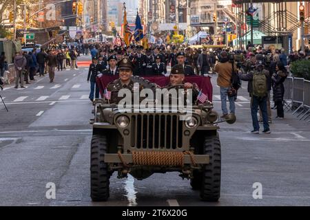 NEW YORK, NEW YORK - 11 NOVEMBRE : le MB2 Jeep de l'armée 1942 WW2 Willys participe au défilé annuel de la Journée des anciens combattants le 11 novembre 2023 à New York. Des centaines de personnes ont bordé la 5e Avenue pour assister au plus grand défilé de la Journée des anciens combattants aux États-Unis. Cette année, l’événement comprenait des vétérans, des soldats actifs, des policiers, des pompiers et des dizaines de groupes scolaires participant à la parade qui honore les hommes et les femmes qui ont servi et sacrifié pour le pays. Banque D'Images