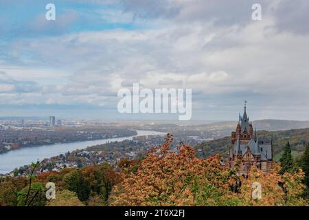 DATE RECORD NON INDIQUÉE Drachenburg in Königswinter im Herbst Blick vom Drachenfels auf die Drachenburg und den Rhein. Die Laubbäume des Siebengebirges sind herbstlich bunt gefärbt. Im hintergrund links die ehemalige Bundeshauptstadt Bonn mit dem Posttower. Königswinter, Nordrhein-Westfalen, Deutschland, 06.11.2023 *** Château de Drachenburg à Königswinter en automne vue de Drachenfels au château de Drachenburg et le Rhin les arbres à feuilles caduques de la Siebengebirge sont colorés dans les couleurs automnales dans le fond sur la gauche est l'ancienne capitale fédérale Bonn avec la tour postale Königswinter, Nord R Banque D'Images