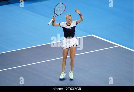 Harriet Dart, de Grande-Bretagne, célèbre sa victoire sur la suédoise Caijsa Hennemann (non photographiée) lors de la deuxième journée du match de la coupe Billie Jean King 2023 entre la Grande-Bretagne et la Suède à la Copper Box Arena de Londres. Date de la photo : dimanche 12 novembre 2023. Banque D'Images