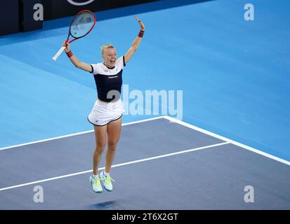 Harriet Dart, de Grande-Bretagne, célèbre sa victoire sur la suédoise Caijsa Hennemann (non photographiée) lors de la deuxième journée du match de la coupe Billie Jean King 2023 entre la Grande-Bretagne et la Suède à la Copper Box Arena de Londres. Date de la photo : dimanche 12 novembre 2023. Banque D'Images