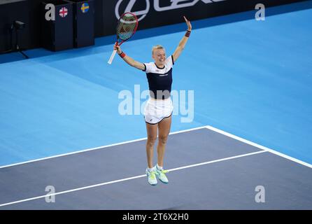 Harriet Dart, de Grande-Bretagne, célèbre sa victoire sur la suédoise Caijsa Hennemann (non photographiée) lors de la deuxième journée du match de la coupe Billie Jean King 2023 entre la Grande-Bretagne et la Suède à la Copper Box Arena de Londres. Date de la photo : dimanche 12 novembre 2023. Banque D'Images