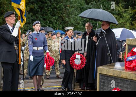 Brentwood, Essex, Royaume-Uni 12 novembre 2023 Parade annuelle du jour du souvenir de Brentwood et service au mémorial de guerre à la jonction avec Shenfield Road, où le dépôt de couronnes aura lieu et deux minutes de silence pour soutenir nos forces armées passées et présentes et se souvenir de ceux qui ont donné leur vie au service de notre pays crédit : Richard Lincoln/Alamy Live News Banque D'Images